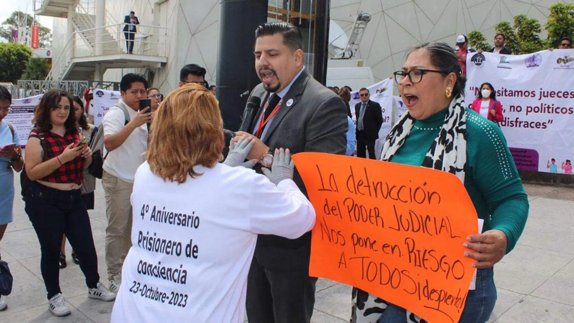 Previo a realizarse el foro sobre las reformas al Poder Judicial, manifestantes a favor y en contra